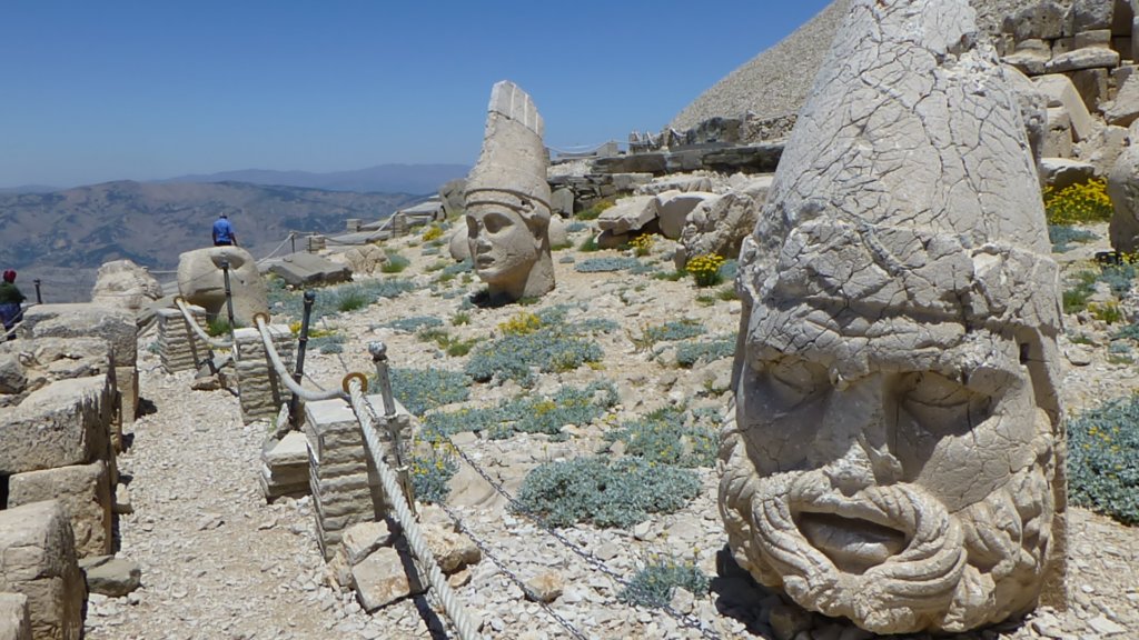 mountnemrut56.jpg